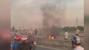 Cháy xe máy bán trái cây dạo trên cầu Bình Lợi
