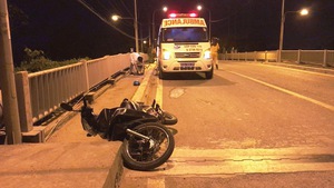 Xe máy trượt dài trên cầu, hai người tử vong