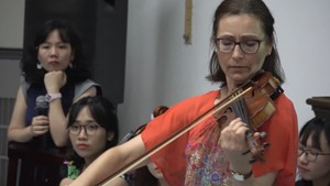 Nghệ sĩ người Balan mang âm nhạc đến cho bệnh nhi