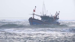 Lai dắt thành công tàu cá hỏng máy trên vùng biển Hoàng Sa