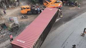 Chạy vào đường cấm, thùng xe container lật nhào