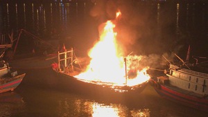 Đang neo đậu trên sông Hàn, tàu cá giá trị hơn 1 tỉ đồng bị cháy rụi