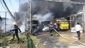 Cháy lớn thiêu rụi xưởng phế liệu cùng 3 ô tô tải