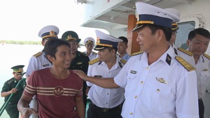Tàu hải quân cứu ngư dân gặp nạn ở Trường Sa