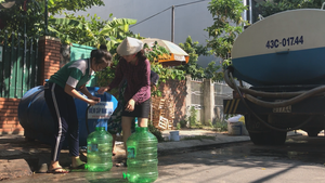 Sửa đường ống nước, Đà Nẵng mang xe bồn đi “chạy nước” cho dân