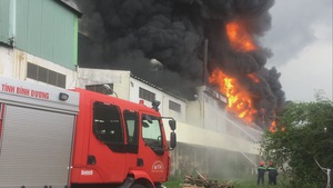 Cháy lớn ở khu công nghiệp, công nhân ôm đồ ứng cứu