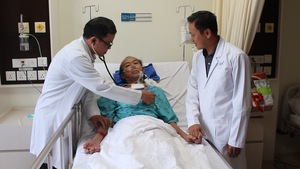 Tự mua thuốc cảm về uống, bệnh nhân người Campuchia hôn mê sâu