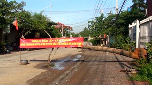 Dân Tân Cang lập rào chắn ngăn xe ben chở đá “vượt” đường cấm