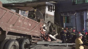 Kinh hoàng xe ben tông sập nhà dân trong đêm tại TP.HCM