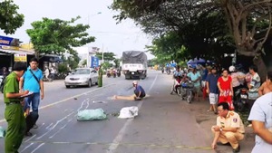 Va chạm xe đạp, một nam thanh niên bị xe tải cán chết