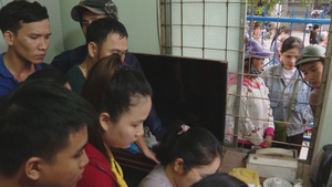 Hàng trăm phụ huynh chen lấn chờ tiêm vaccin 6 in 1 cho con