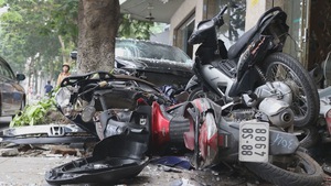 Ô tô lao lên vỉa hè, tông hàng loạt xe máy trên phố Hà Nội