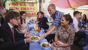 Công chúa kế vị Thụy Điển ăn bún bò Nam Bộ tại Hà Nội