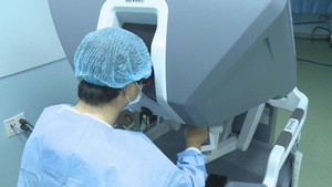 Lần đầu tiên dùng robot hỗ trợ cắt bướu thận qua ngả sau phúc mạc