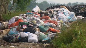 Bãi rác đóng cửa, dân “ngộp thở” vì rác bủa vây