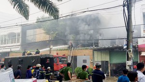 Cháy lớn công ty trang trí ô tô, nhiều nhà dân bị ảnh hưởng