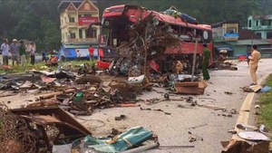 Ôtô tải đâm xe khách ở Hòa Bình, 3 người chết, gần 40 người bị thương