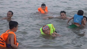 Người dân TP Vinh đổ xô đưa con ra sông Lam tập bơi “giải nhiệt”