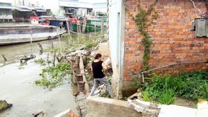 3 căn nhà dân ở Tiền Giang sạt lở rơi xuống sông trong đêm