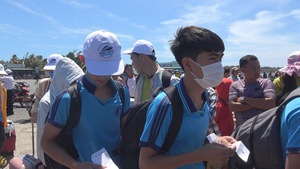 Hơn 200 thí sinh đảo Phú Quý vào đất liền dự thi THPT quốc gia 2019