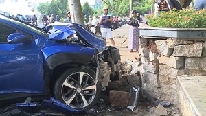Ô tô “điên’ tông hàng loạt xe đang đứng chờ đèn đỏ, nhiều người bị thương
