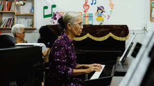 Lớp học piano dành cho người lớn tuổi