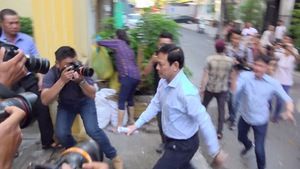 Bị cáo Nguyễn Hữu Linh bỏ chạy vào tòa khi thấy ống kính phóng viên