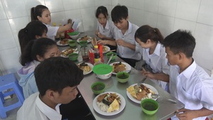 Thí sinh ăn cơm “bụi”, ngủ tạm ở trường trong lúc chờ thi