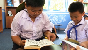 Chiến sĩ tình nguyện làm thư viện tặng thiếu nhi tại Lào