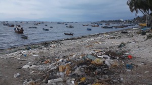 Lo ngại rác thải dồn ứ ảnh hưởng đến môi trường vịnh Vân Phong