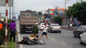 Điều khiển xe máy vào làn ô tô, nam thanh niên bị cán tử vong