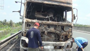 Xe tải đang chạy trên cao tốc TP.HCM – Trung Lương bỗng bốc cháy dữ dội