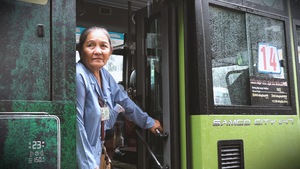 Góc nhìn trưa nay | Câu chuyện đẹp về lòng trắc ẩn của bà cụ tiếp viên xe bus