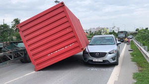 Kinh hoàng, thùng container rơi đè “xế hộp” trên đường dẫn cao tốc