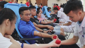 Gần 2.000 bạn trẻ xứ Nghệ hiến máu ngày hội hành trình đỏ