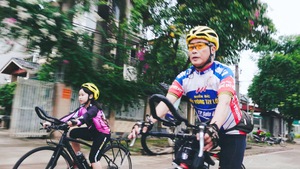 Tin nóng 24h: “Ông xe đạp”, gần 70 tuổi vẫn chạy 90 cây số mỗi ngày