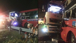 Xe khách đối đầu xe tải, 1 người chết, 20 người nhập viện