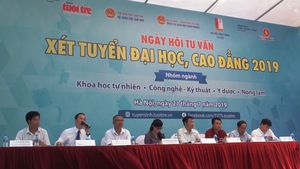 Sôi động ngày hội tư vấn xét tuyển ĐH - CĐ 2019 tại Hà Nội