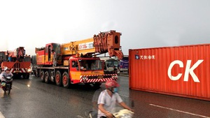 Gió thổi lật thùng container, đè lên xe tải trên cầu Đồng Nai