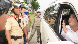 Hai tài xế không hợp tác với CSGT, bỏ ô tô trên xa lộ Hà Nội