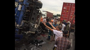 Kinh hoàng xe tải lật, ít nhất 5 người chết