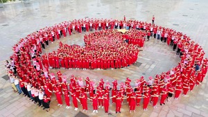 Hơn 1.500 tình nguyện viên tham gia xếp hình kỷ niệm 7 năm Hành trình đỏ hiến máu cứu người