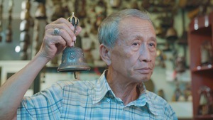 Người đàn ông sưu tập hàng trăm loại chuông ở Sài Gòn