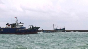 Tàu chở dầu chìm ở đảo Phú Quý, đã hút khoảng 2.000 lít