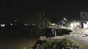 Đoạn quốc lộ 91 bị rạn nứt đã “đổ sụp” xuống sông Hậu