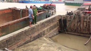 Nổ súng chỉ thiên bắt giữ 4 thuyền khai thác cát trái phép trên sông Đồng Nai
