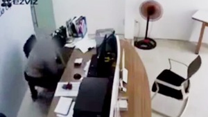 Camera ghi hình vụ cướp táo tợn, thanh niên rút dao dọa nữ nhân viên một cửa hàng
