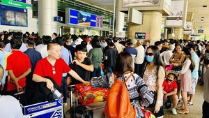 Sân bay Tân Sơn Nhất quá tải từ trên trời tới mặt đất