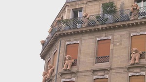 Gấu bông khổng lồ treo mình trên đường phố Paris