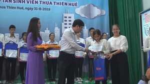 Trao học bổng tiếp sức cho tân sinh viên nghèo xứ Huế